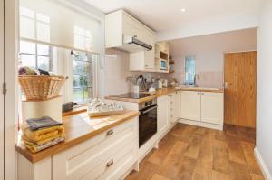 The Old Abbey Farmhouse - Stay at Quarr Abbey Monastery - Pet-Friendly Farmhouse with History & Countryside Views, surrounded by woodland & nature