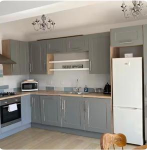 Ty Bach Melyn, car parking and private courtyard