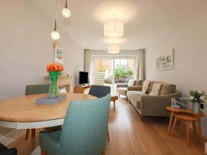 Luxury 3-Bed house, Beach 300m, Sleeps 6, Parking