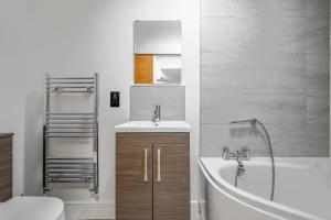 Luxury 3-Bed house, Beach 300m, Sleeps 6, Parking
