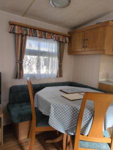 L&g caravan hire 8 BERTH SEALANDS FAMILYS ONLY AND THE LEAD PERSON MUST BE OVER 30