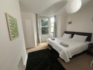 Central 2 bed flat with off street-parking