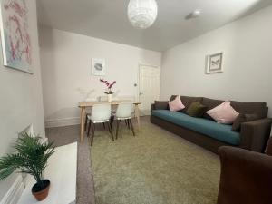 Central 2 bed flat with off street-parking
