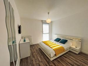 Apartment Grand Balcon- Piscine et proche du Port by Interhome