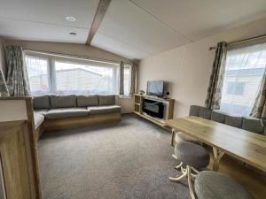 Brilliant 6 Berth Caravan At St Osyth Beach Park In Essex, Ref 28038Cw