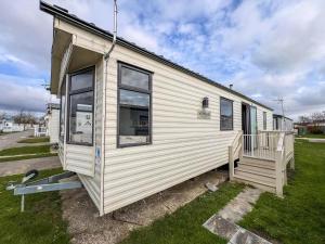 6 Berth Caravan With Free Wi-Fi At Dovercourt Holiday Park In Essex Ref 44609C