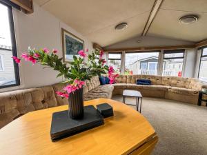 6 Berth Caravan With Free Wi-Fi At Dovercourt Holiday Park In Essex Ref 44609C