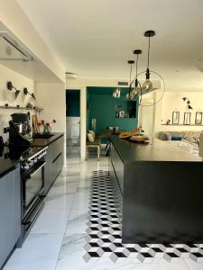 Maisons de vacances Havre de paix avec jacuzzi et jardin a pied du centre-ville : photos des chambres