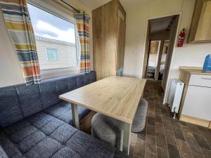 Homely 8 Berth Caravan At Dovercourt Holiday Park, Essex Ref 44201H