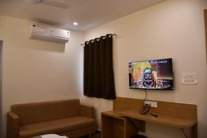 Near Mahakaal Temple HOTEL PRAKASH,fully Air conditioned and lift and parking