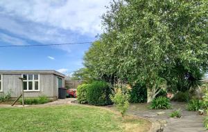 Maisons de vacances Gorgeous Home In Saint Pabu With Wifi : photos des chambres