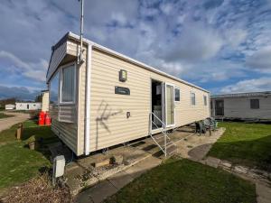 Great Caravan With Modern Furnishings At Dovercourt Holiday Park Ref 44007D
