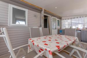Campings Joli mobil home Puget sur Argens : photos des chambres