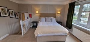 #4 - King Room at The Raven Hotel by PureStay