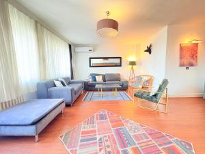 Spatious, Modern Apartment in Central Cihangir 3BR, Lift, AC