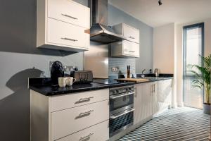 Plymouth Penthouse Apartment-Sea View-Sleeps 7- Habita Property