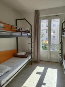 Quadruple Room with shower and shared toilet room in Auberge de Jeunesse HI Nice