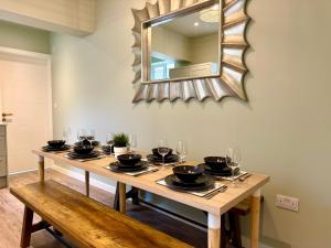 Stunning 4-Bedroom Home - 10 mins to Sandbanks Beach