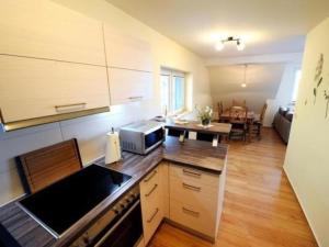 Ferienwohnung im Landschaftsschutzgebiet, mit Dachzimmer und Terrasse zum See mit hauseigenem Bade-Steg