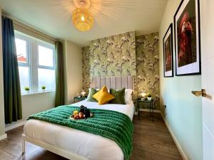 Stunning 4-Bedroom Home - 10 mins to Sandbanks Beach