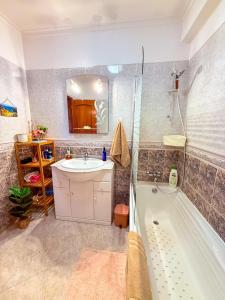 Garden View Ample Double Room Good Natural Light SuperHost Stay