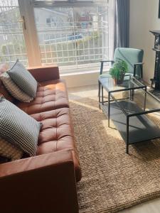 Modern and Spacious Apt5 Sleeps 6 Free Parking