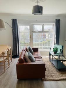 Modern and Spacious Apt5 Sleeps 6 Free Parking