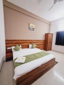 Hotel Whitehouse - Best Family Stay in Vrindavan- Ideal for families - Inhouse Parking -Free 5G Internet