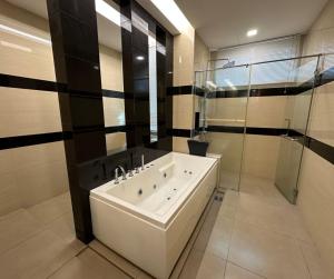 Luxury 5BR stay walk to beach & Night market fun