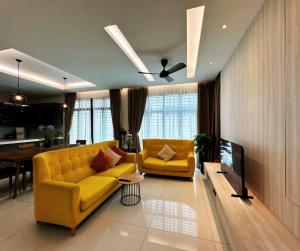 Luxury 5BR stay walk to beach & Night market fun