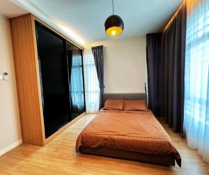 Luxury 5BR stay walk to beach & Night market fun