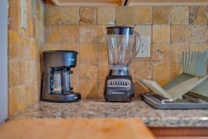 Pool and Patio, 8 minutes from Mall of Georgia!