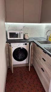 Large studio apartment Invalides Montparnasse