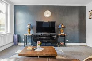 Rochdale 3 Bedroom House 2 Bath with FREE Parking Sleeps 7