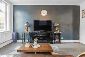 Rochdale 3 Bedroom House 2 Bath with FREE Parking Sleeps 7 - Castleton