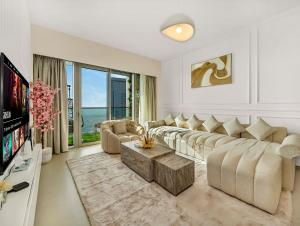 Skyline Serenity Holiday Home I Grande Signature 2 Bedroom Apartments I Persian Gulf Views I Free Parking, Gym, Pool & Wi-Fi