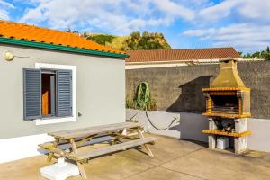Charming house in Praia do Almoxarife with sea view.
