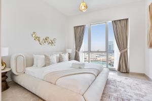 Luxury 3BR Apartment with Burj Khalifa Views