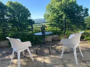 Villa Séré de Rivières, au-dessus d'un fort, face aux Montagnes du Jura - Charnay