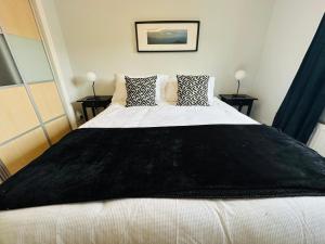 Modern Economy Glasgow Apartment with King bed