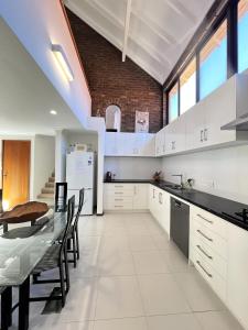 17 Rare Cool Urban-Style Nedlands 4BR-Parkng&Pool