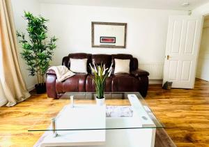 Modern 2 Bedroom GF - Aberdeen City Centre - Private Car Park