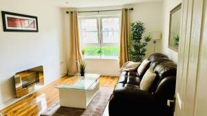 Modern 2 Bedroom GF - Aberdeen City Centre - Private Car Park