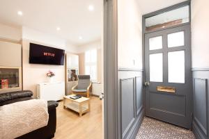 Victorian 2 Bedroom Flat, King Beds, Free WiFi, Near Shops & Transport, E17