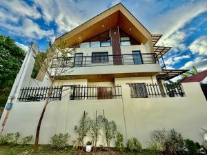 3 Storey House with Attic Mountain View up to 20 Guests - Ubytování bez kategorie ve městě Antipolo