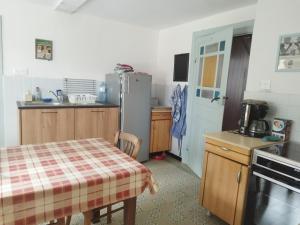 Maisons de vacances La Bretz-elle : Maison 4 Chambres