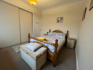 Spacious 2-Level Home by the Beach & Transport