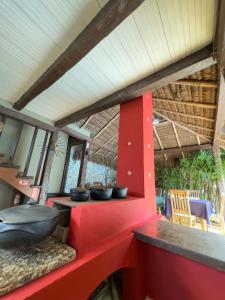 NorthShore Maresias 2 quadras da praia piscina 2 qts 2 banheiros tv wifi estacionamento churras privativa pet friendly porte pequeno roupa de cama e banho