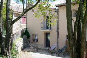Maisons de vacances Gite 2 places, LES LUCIENS, meuble 3 etoiles : photos des chambres