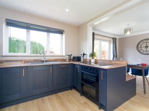 Modern Town House on the edge of Caernarfon - Pass the Keys